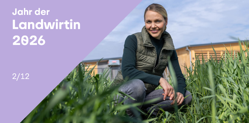 Gesa Langenberg auf der Wiese vor ihrem Bauernhof