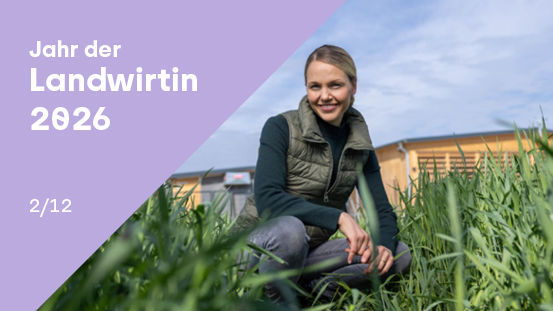 Gesa Langenberg auf der Wiese vor ihrem Bauernhof