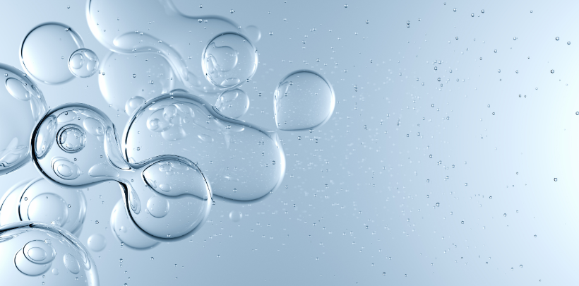 Mehrere transparente, blasenförmige Strukturen schweben vor hellblauem Hintergrund. Die Formen erinnern an Flüssigkeitstropfen oder Gasblasen, die sich teilweise überlappen. Feine Luftbläschen verteilen sich im rechten Bildbereich und verstärken den Eindruck von Leichtigkeit und Bewegung.