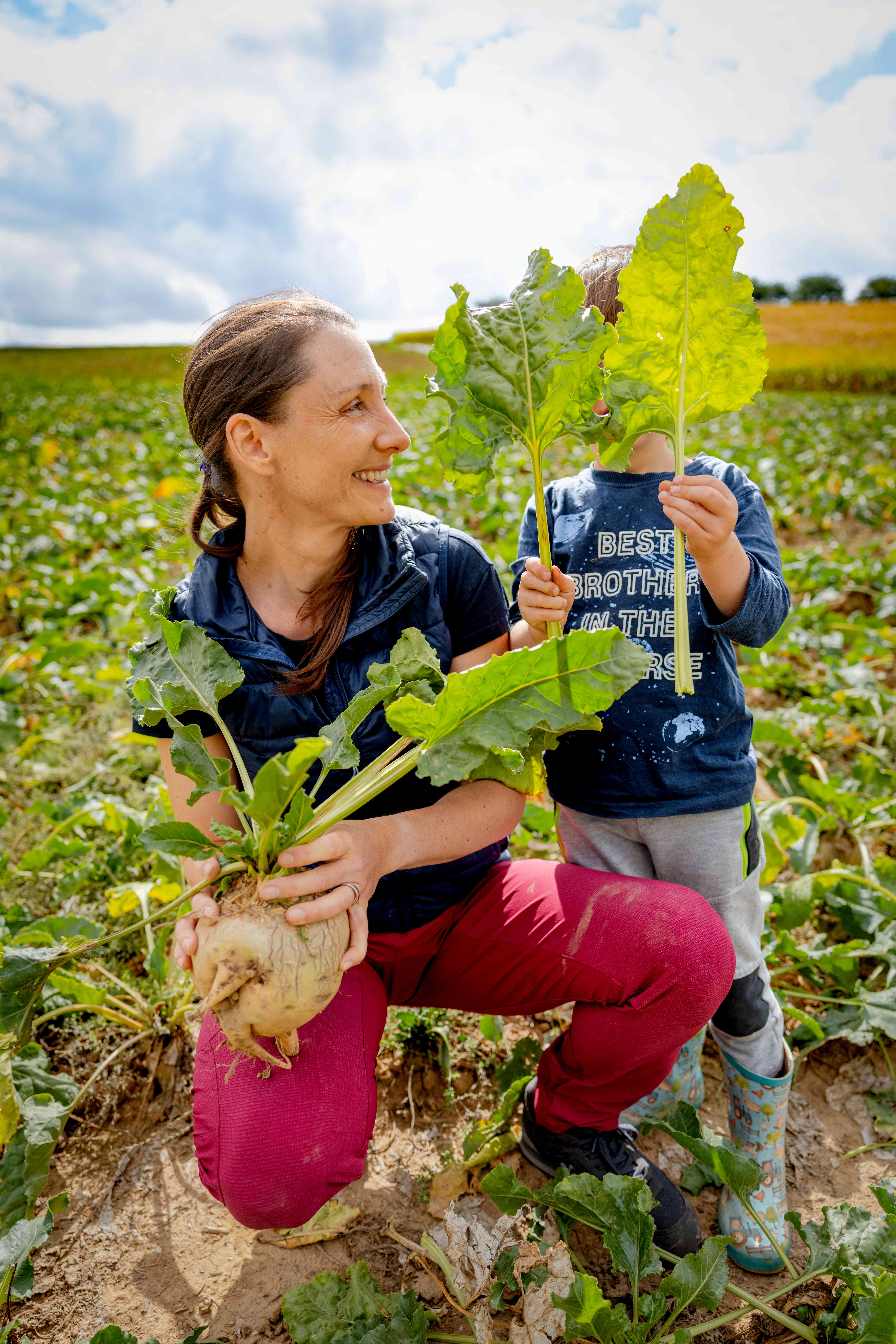 Beate Köber-Fleck gemeinsam mit ihrem Sohn auf einem Feld