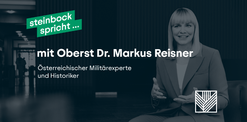 Nikola Steinbock sitzt auf einem Stuhl im Foyer des Goldenen Hauses