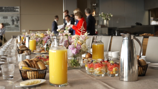 Gedeckter Frühstückstisch im Rahmen des Innovators Breakfast