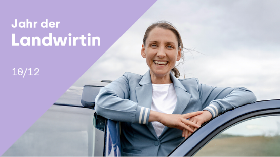 Beate Köber-Fleck steht an der geöffneten Tür ihres Autos