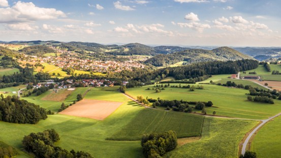 Bild einer Luftaufnahme der Stadt Grafenau im bayerischen Wald mit Bergen Wald und Wiesen und Landschaft, Deutschland