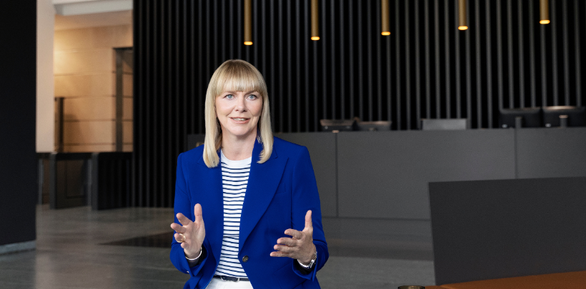 Nikola Steinbock sitzt im Foyer der Landwirtschaftlichen Rentenbank