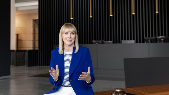 Nikola Steinbock sitzt im Foyer der Landwirtschaftlichen Rentenbank