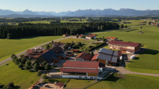 Volgelperspektive auf Tobias Babels Landgasthof Berghof in Wald