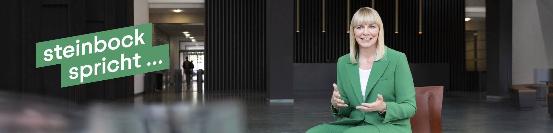 Nikola Steinbock sitzt auf einem Stuhl im Foyer des Goldenen Hauses