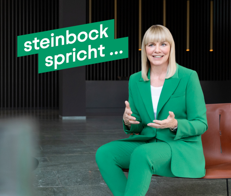 Nikola Steinbock sitzt auf einem Stuhl im Foyer des Goldenen Hauses