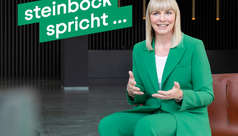 Nikola Steinbock sitzt auf einem Stuhl im Foyer des Goldenen Hauses