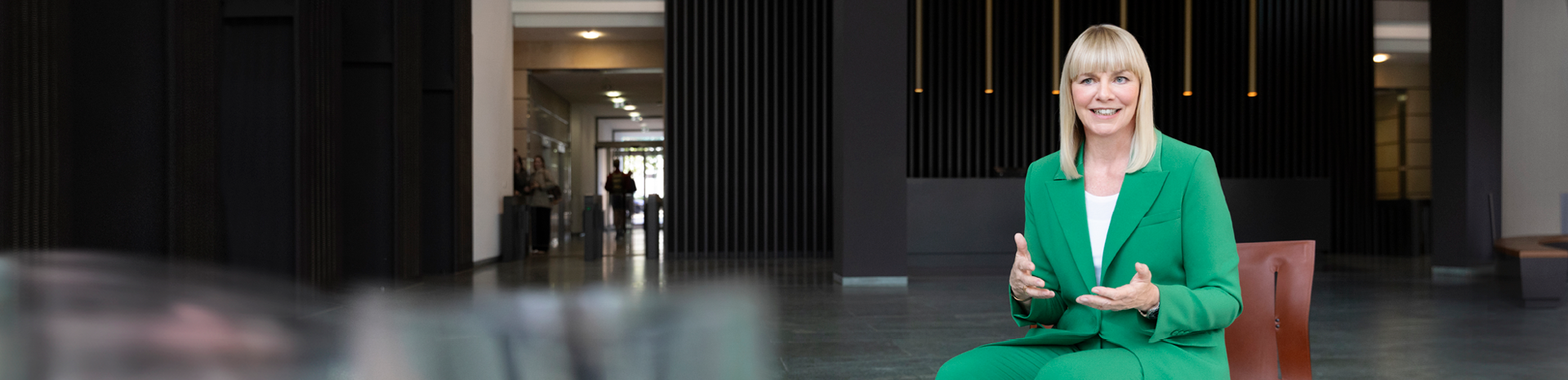 Nikola Steinbock sitzt auf einem Stuhl im Foyer des Goldenen Hauses