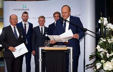 DBV-Präsident Joachim Rukwied und Dr. Horst Reinhardt verleihen die Stipendienurkunden