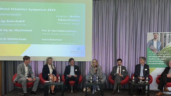 Teilnehmende des Rehwinkel-Symposiums diskutieren auf der Bühne