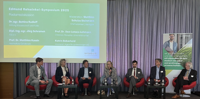 Teilnehmende des Rehwinkel-Symposiums diskutieren auf der Bühne