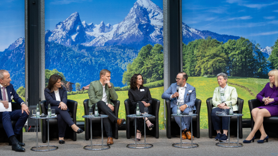 Teilnehmende des Parlamentarischen Abends diskutieren auf der Bühne