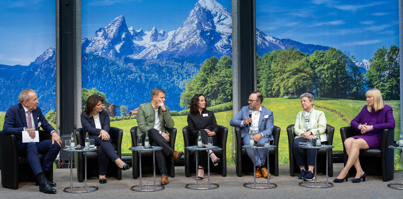 Teilnehmende des Parlamentarischen Abends diskutieren auf der Bühne