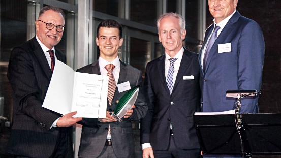 Von links nach rechts: Gerd Sonnleitner (Ehrenpräsident des DBV), Preisträger Thomas Fabry, Hans Bernhardt (Mitglied des Vorstands der Landwirtschaftlichen Rentenbank) und Joachim Rukwied (Präsident des DBV)