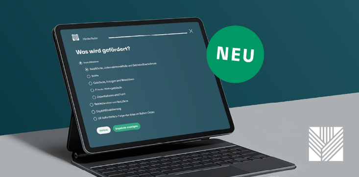 Rentenbank strukturiert ihr Förderkreditangebot neu Ein Tablet steht schräg auf einem Tisch vor einer petrolfarbenen Wand. Auf dem Bildschirm ist die Benutzeroberfläche des Förderfinders der Rentenbank zu sehen. Die Oberfläche zeigt eine Frage mit mehreren Auswahlmöglichkeiten und einen hervorgehobenen Button. Rechts oben im Bild schwebt ein grüner Kreis mit dem weißen Schriftzug 'NEU'. Unten rechts befindet sich das stilisierte Rentenbank-Logo in weißer Farbe.