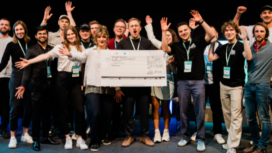 Teilnehmende des Growth Alliance Networking Summit 2025 jubelnd auf der Bühne