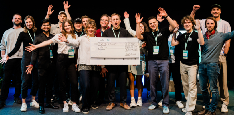 Teilnehmende des Growth Alliance Networking Summit 2025 jubelnd auf der Bühne