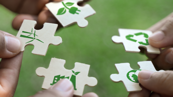 Puzzleteile, die zusammengeführt werden