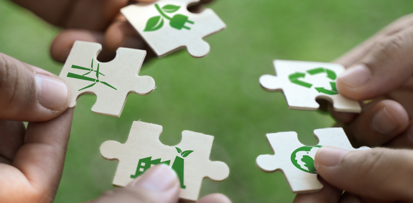 Puzzleteile, die zusammengeführt werden