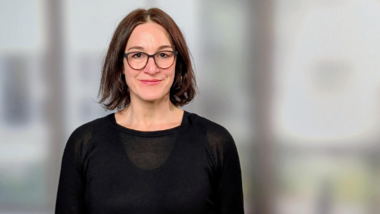 Vanessa Zaher vor Büroräumen