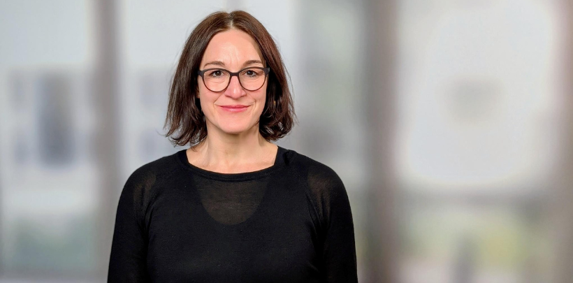 Vanessa Zaher vor Büroräumen